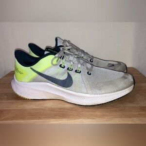 Nike Quest 4 Photon Dust Volt Glow Running Shoe Mens Size 11 Lightweight Sneaker